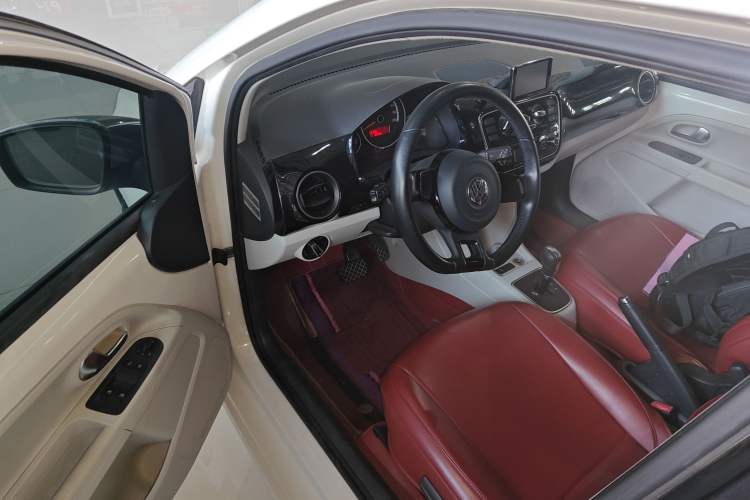 Used Volkswagen up! 2015 1.0L go high! Driver Seat