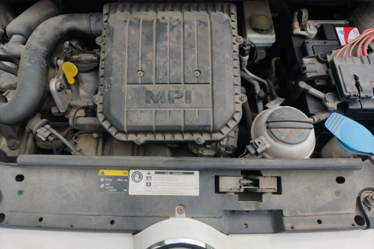 Used Volkswagen up! 2015 1.0L go high! Engine Bay