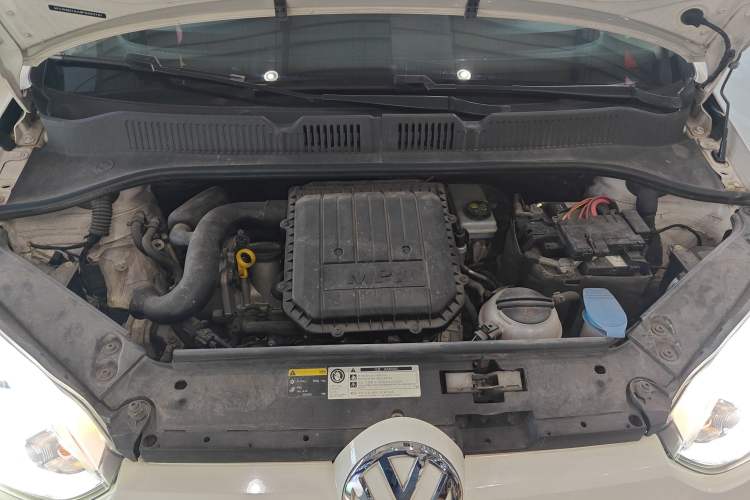 Used Volkswagen up! 2015 1.0L go high! Engine Bay