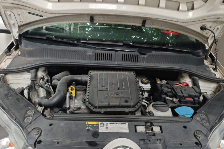 Used Volkswagen up! 2015 1.0L move up! Engine Bay