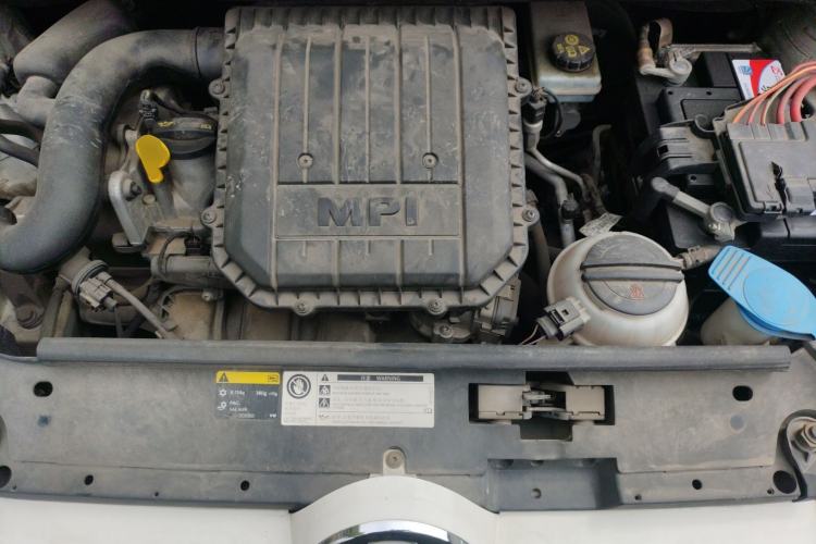 Used Volkswagen up! 2015 1.0L go high! Engine Bay
