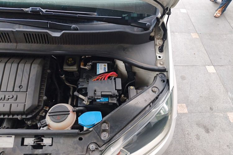 Used Volkswagen up! 2015 1.0L move up! Engine Bay Left