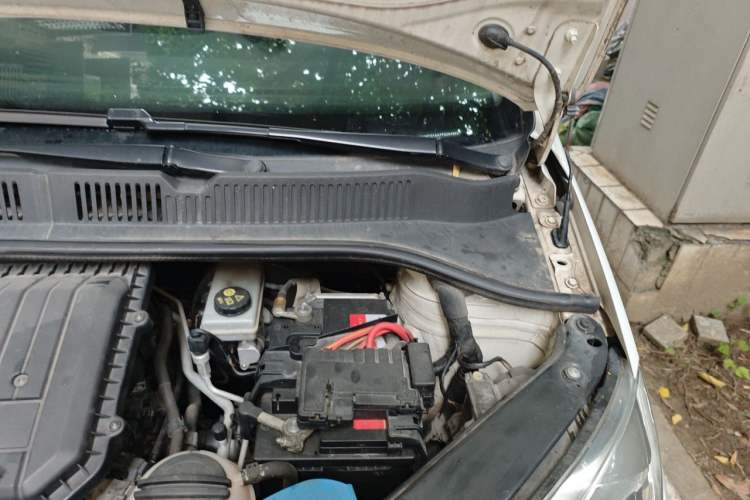 Used Volkswagen up! 2015 1.0L move up! Engine Bay Left