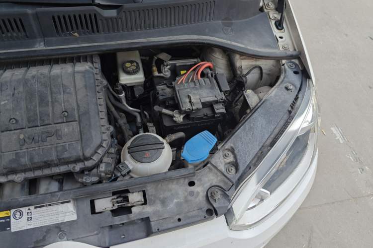 Used Volkswagen up! 2015 1.0L move up! Engine Bay Left