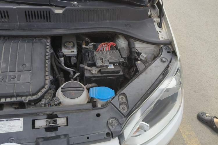 Used Volkswagen up! 2015 1.0L move up! Engine Bay Left