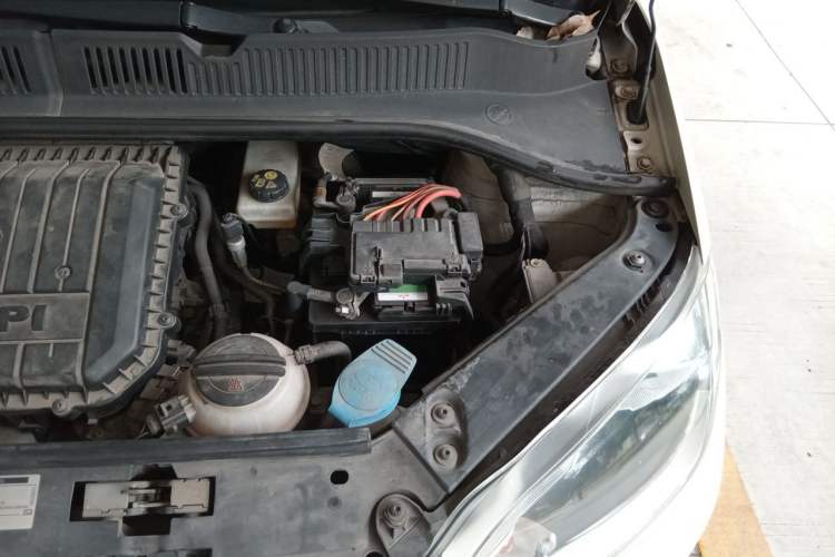 Used Volkswagen up! 2015 1.0L move up! Engine Bay Left