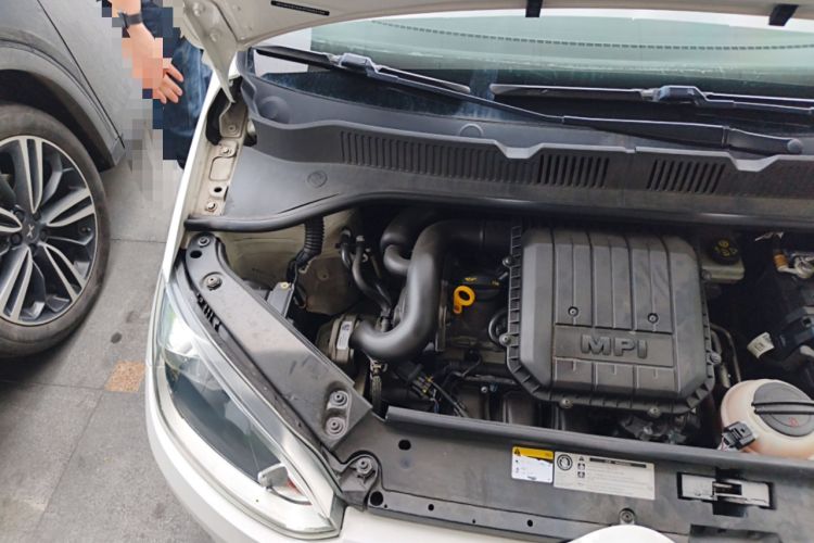 Used Volkswagen up! 2015 1.0L move up! Engine Bay Right