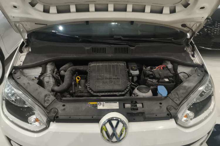 Used Volkswagen up! 2015 1.0L go high! Engine Bay