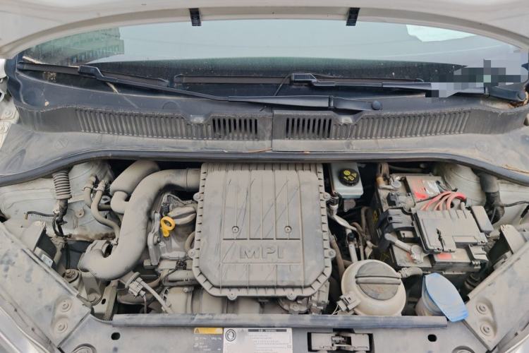 Used Volkswagen up! 2015 1.0L move up! Engine Bay
