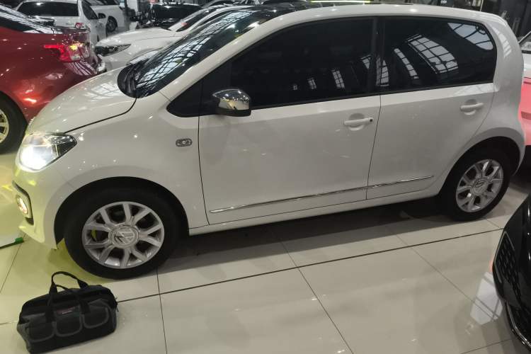 Used Volkswagen up! 2015 1.0L go high! Exterior 3