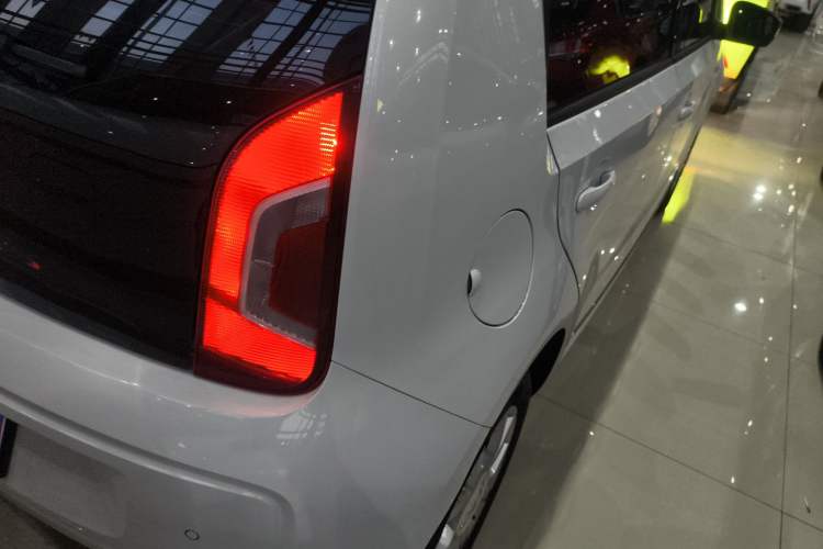 Used Volkswagen up! 2015 1.0L go high! Exterior 6