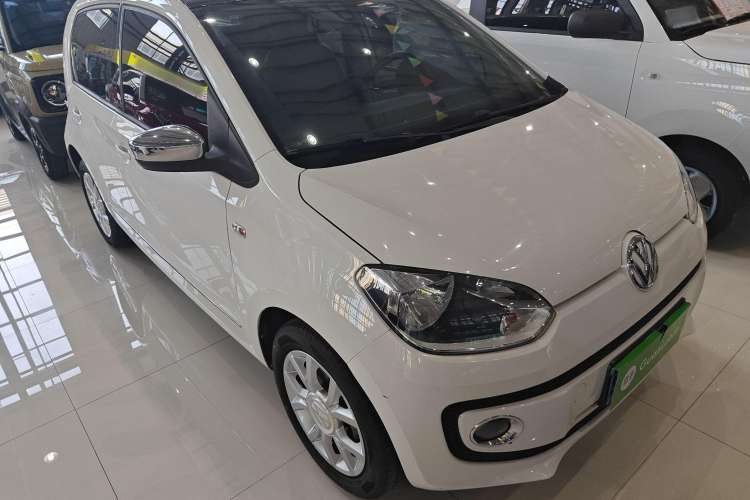 Used Volkswagen up! 2015 1.0L go high! Front Right 45 Deg