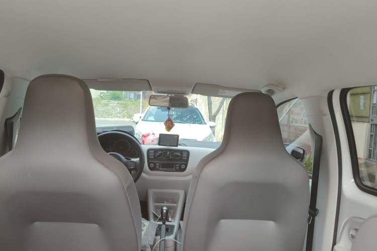 Used Volkswagen up! 2015 1.0L move up! Headliner