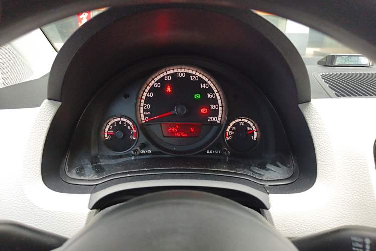 Used Volkswagen up! 2015 1.0L move up! Instrument Cluster