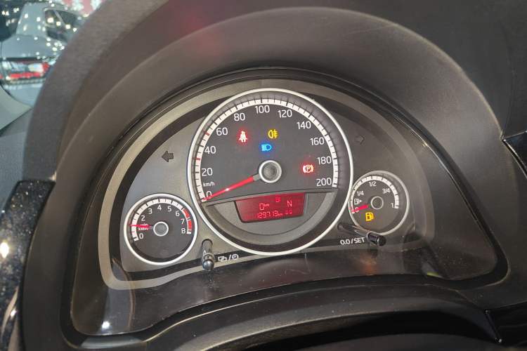 Used Volkswagen up! 2015 1.0L go high! Instrument Cluster