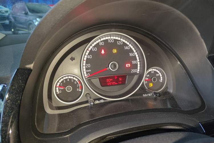 Used Volkswagen up! 2015 1.0L go high! Instrument Cluster