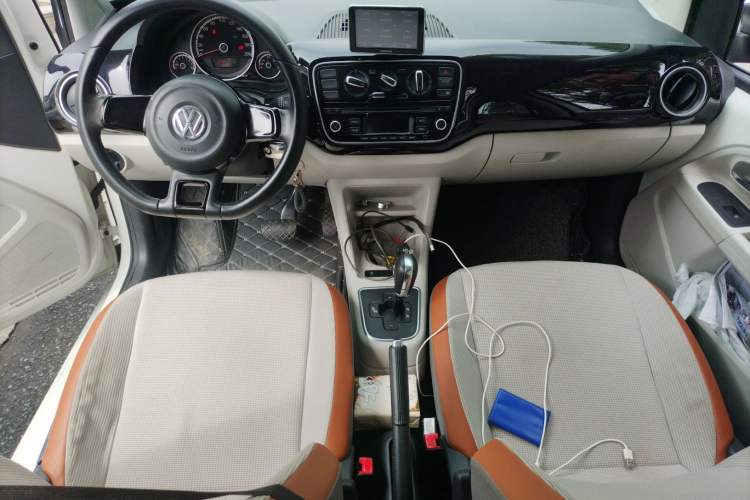 Used Volkswagen up! 2015 1.0L go high! Interior 2
