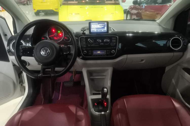 Used Volkswagen up! 2015 1.0L go high! Interior 2