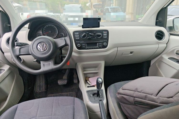 Used Volkswagen up! 2015 1.0L move up! Interior 2