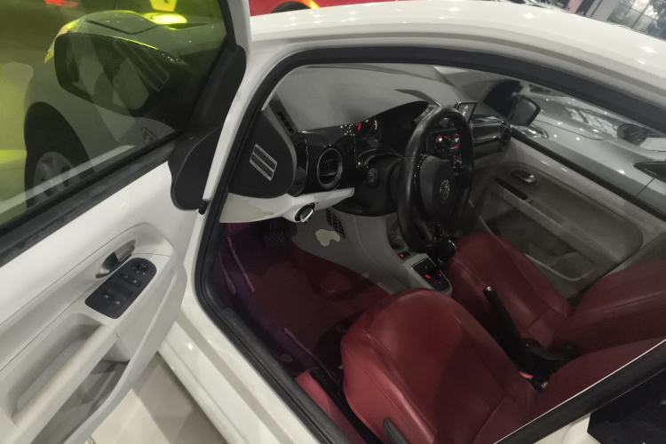 Used Volkswagen up! 2015 1.0L go high! Interior 3
