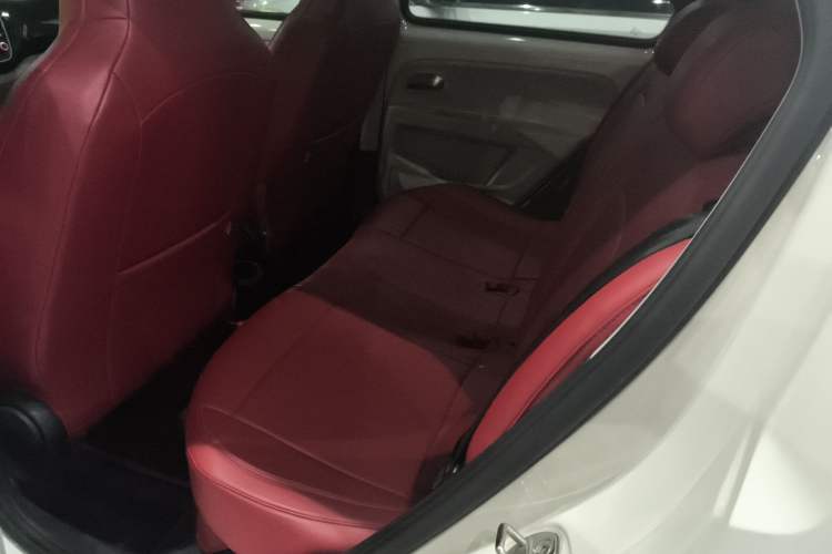 Used Volkswagen up! 2015 1.0L go high! Interior 4