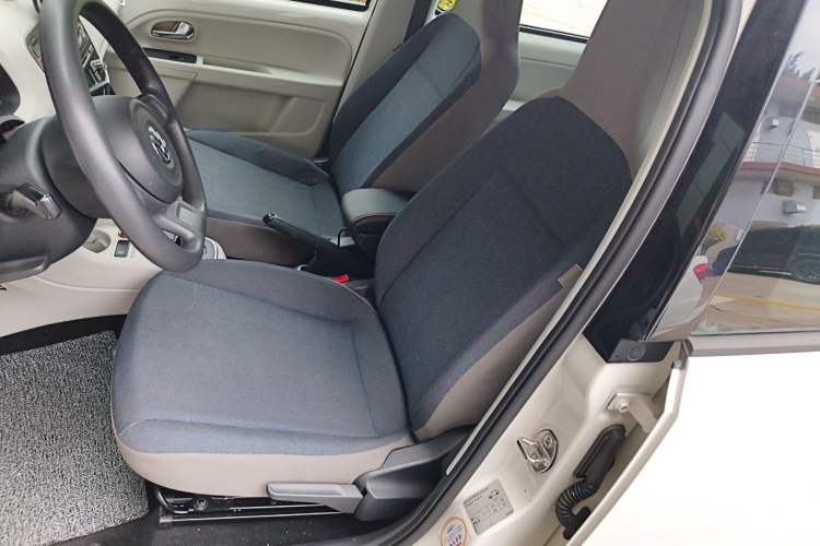 Used Volkswagen up! 2015 1.0L move up! Left Front Seat