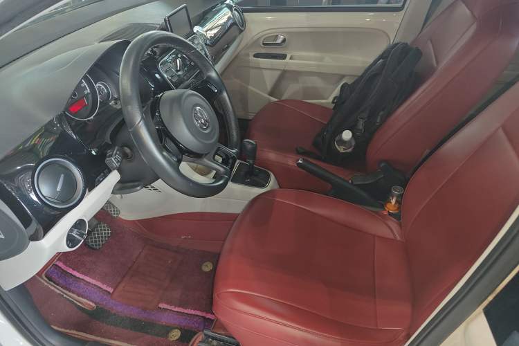 Used Volkswagen up! 2015 1.0L go high! Left Front Seat