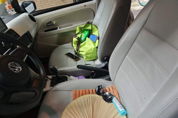 Used Volkswagen up! 2015 1.0L move up! Left Front Seat