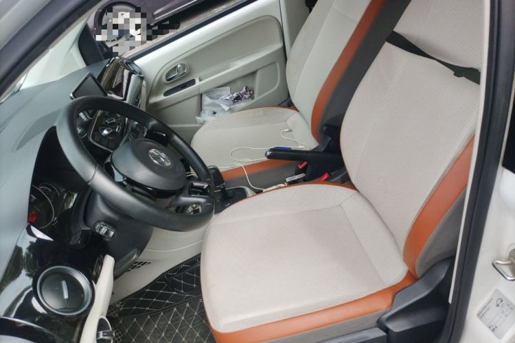 Used Volkswagen up! 2015 1.0L go high! Left Front Seat