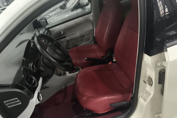 Used Volkswagen up! 2015 1.0L go high! Left Front Seat