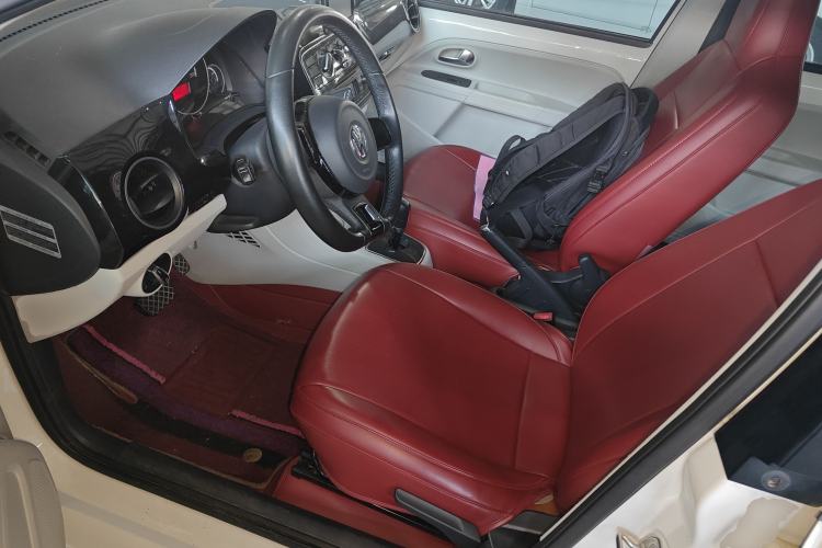 Used Volkswagen up! 2015 1.0L go high! Left Front Seat
