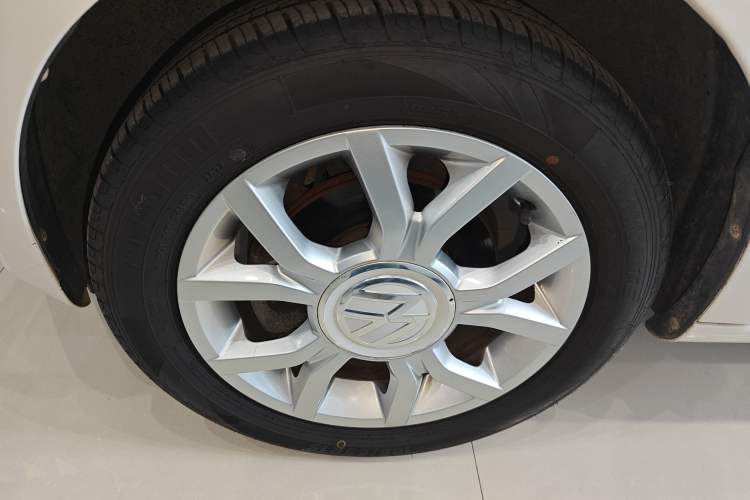 Used Volkswagen up! 2015 1.0L go high! Left Front Wheel Hub
