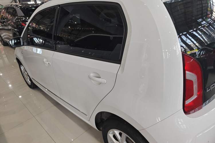 Used Volkswagen up! 2015 1.0L go high! Left Side