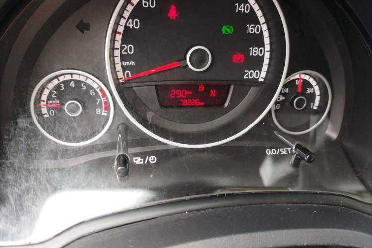 Used Volkswagen up! 2015 1.0L go high! Odometer Close Up