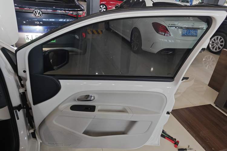 Used Volkswagen up! 2015 1.0L go high! Right Front Door Interior