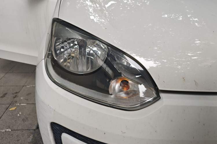 Used Volkswagen up! 2015 1.0L move up! Right Front Headlight