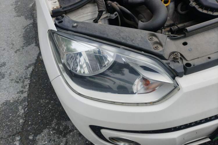 Used Volkswagen up! 2015 1.0L go high! Right Front Headlight