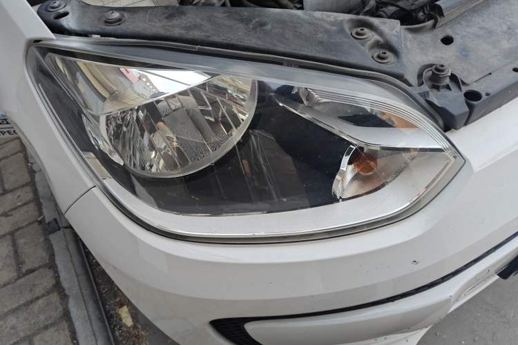Used Volkswagen up! 2015 1.0L move up! Right Front Headlight