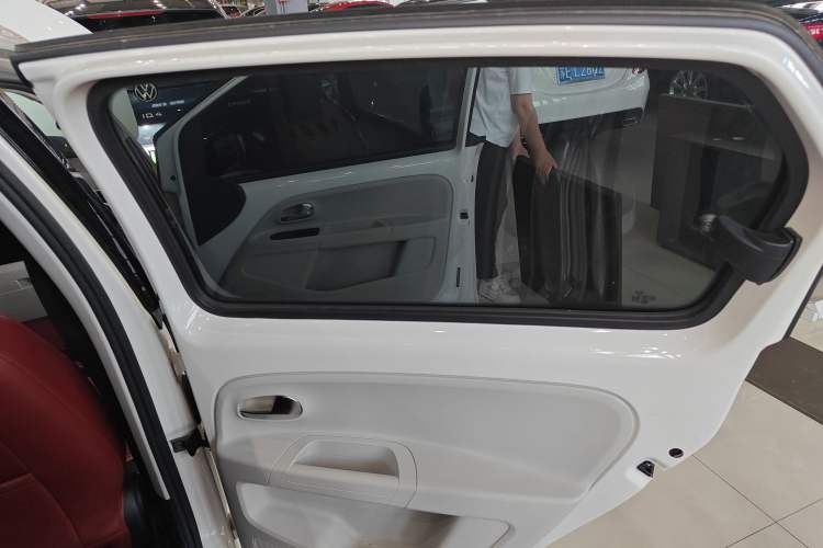 Used Volkswagen up! 2015 1.0L go high! Right Rear Door Interior