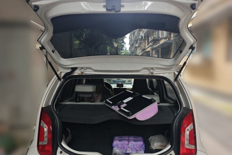 Used Volkswagen up! 2015 1.0L move up! Trunk