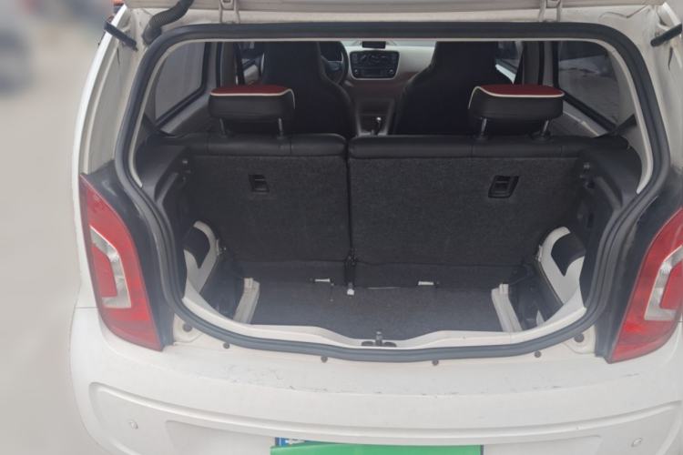 Used Volkswagen up! 2015 1.0L move up! Trunk