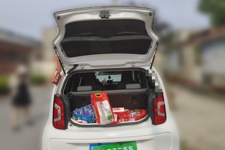 Used Volkswagen up! 2015 1.0L move up! Trunk