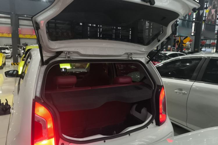 Used Volkswagen up! 2015 1.0L go high! Trunk