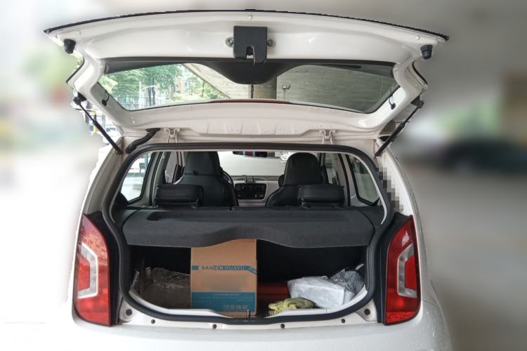 Used Volkswagen up! 2015 1.0L move up! Trunk