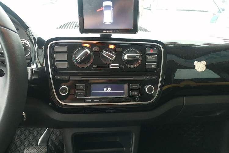Used Volkswagen up! 2015 1.0L go high! Audio And AC Panel