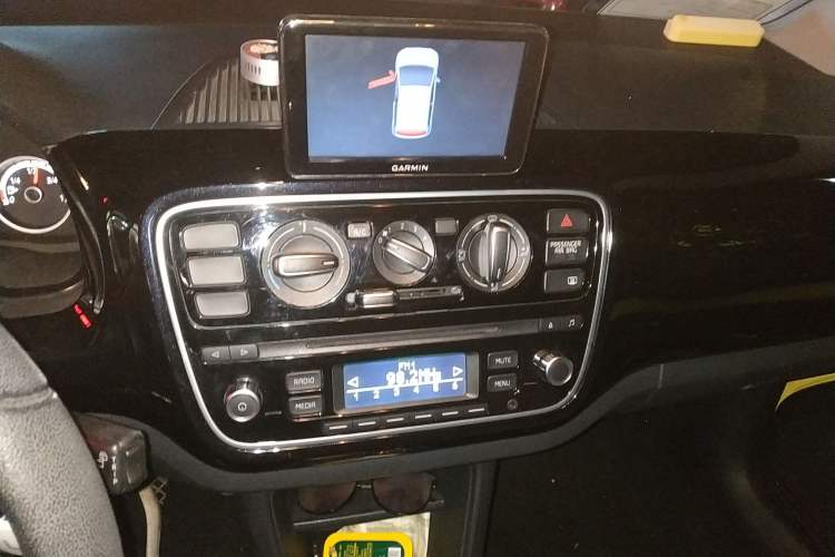 Used Volkswagen up! 2015 1.0L go high! Audio And AC Panel