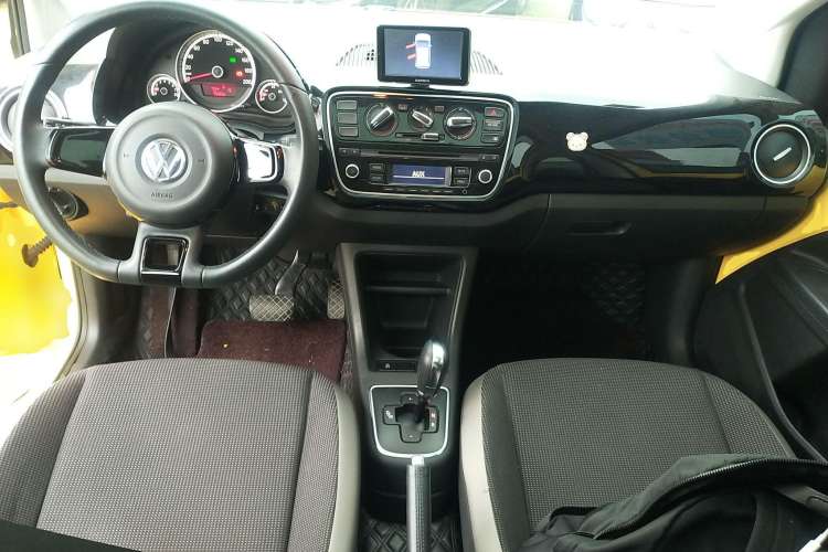 Used Volkswagen up! 2015 1.0L go high! Center Console