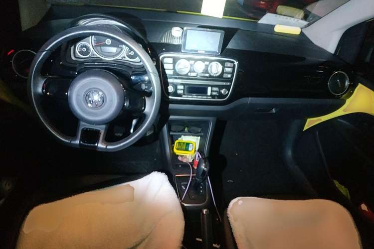 Used Volkswagen up! 2015 1.0L go high! Center Console