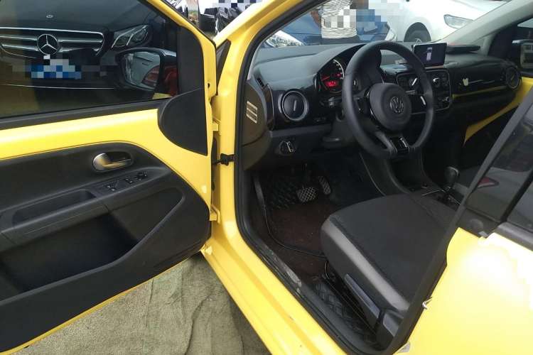 Used Volkswagen up! 2015 1.0L go high! Driver Seat