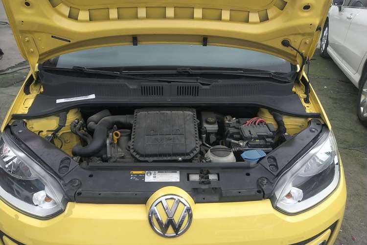 Used Volkswagen up! 2015 1.0L go high! Engine Bay